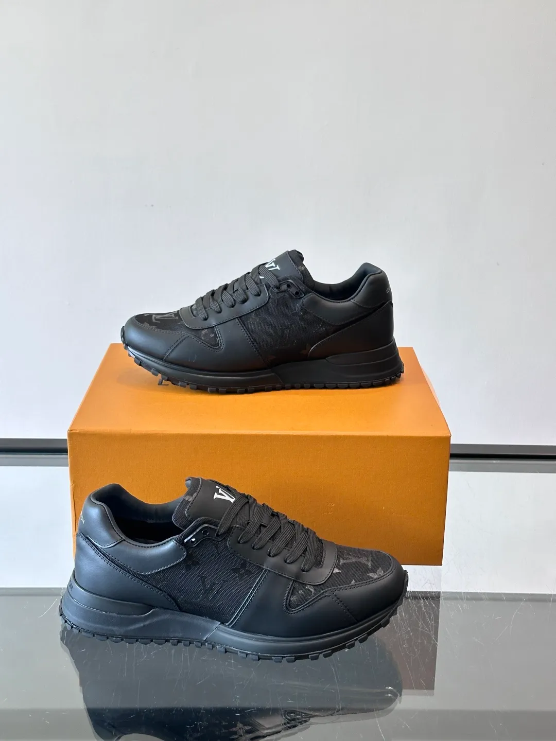 p520《＊OUIS＊UOTTO＊》Run Away men's sports shoes, first-layer cowhide + Monogram embossing, delicate texture and durable. The soles are made of foam + rubber, are light and elastic, and are comfortable to wear for a long time without tiring your feet. The tongue is long and stiff, so it is recommended to wear thick socks to improve the foot feel. The overall design is simple and versatile, and can be easily worn with jeans, casual pants, and suits. It is OK for commuting, shopping, and light exercise! The LV logo on the side of the shoe is very recognizable, and it is full of low-key luxury. It is a high-end sports shoe that is both business casual and trendy👟! size: 38-44 (45 46 customized)